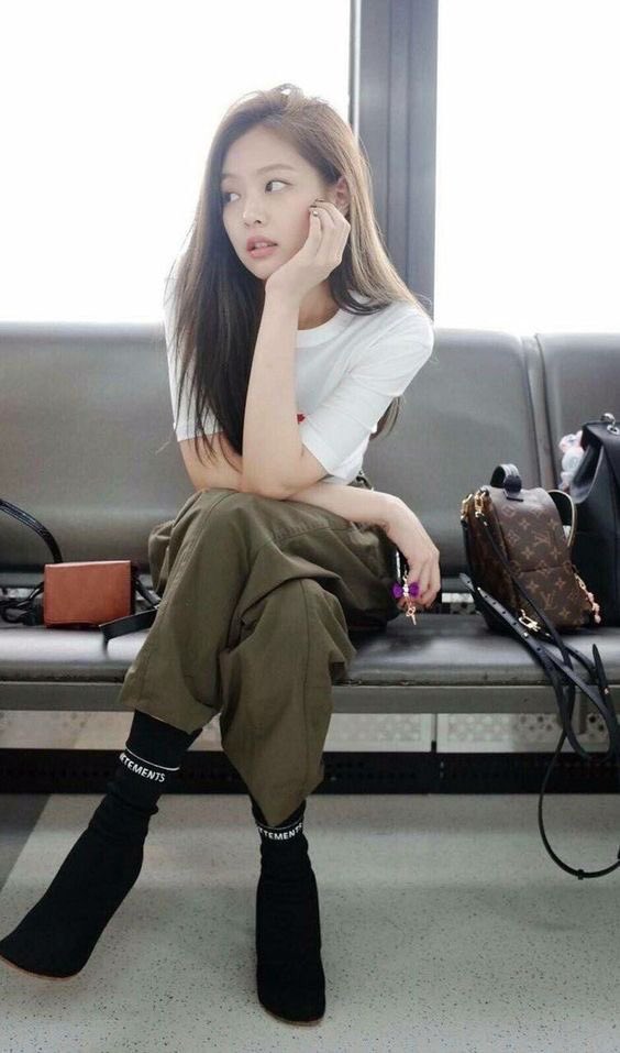X 上的''：「jennie kim airport style / wearing a supreme top, vetements sock  heels, and louis vuitton mini palm springs bag 👶🏻 #JENNIE #BLACKPINK   / X