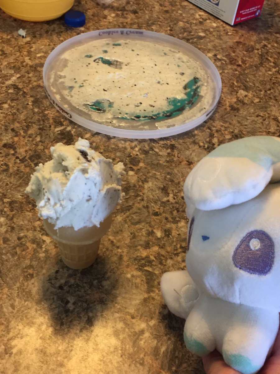 Scarlie_V's tweet photo. It’s #supercuteSunday Alolan Vulpix is enjoying a cookies and cream ice cream cone🍦on #nationalicecreamDay ❤️ #vulpix #vulpixlove #IceCreamDay #icecream #pokemon #vulpixplush #toy #cute #food https://t.co/sOd8u2D80s