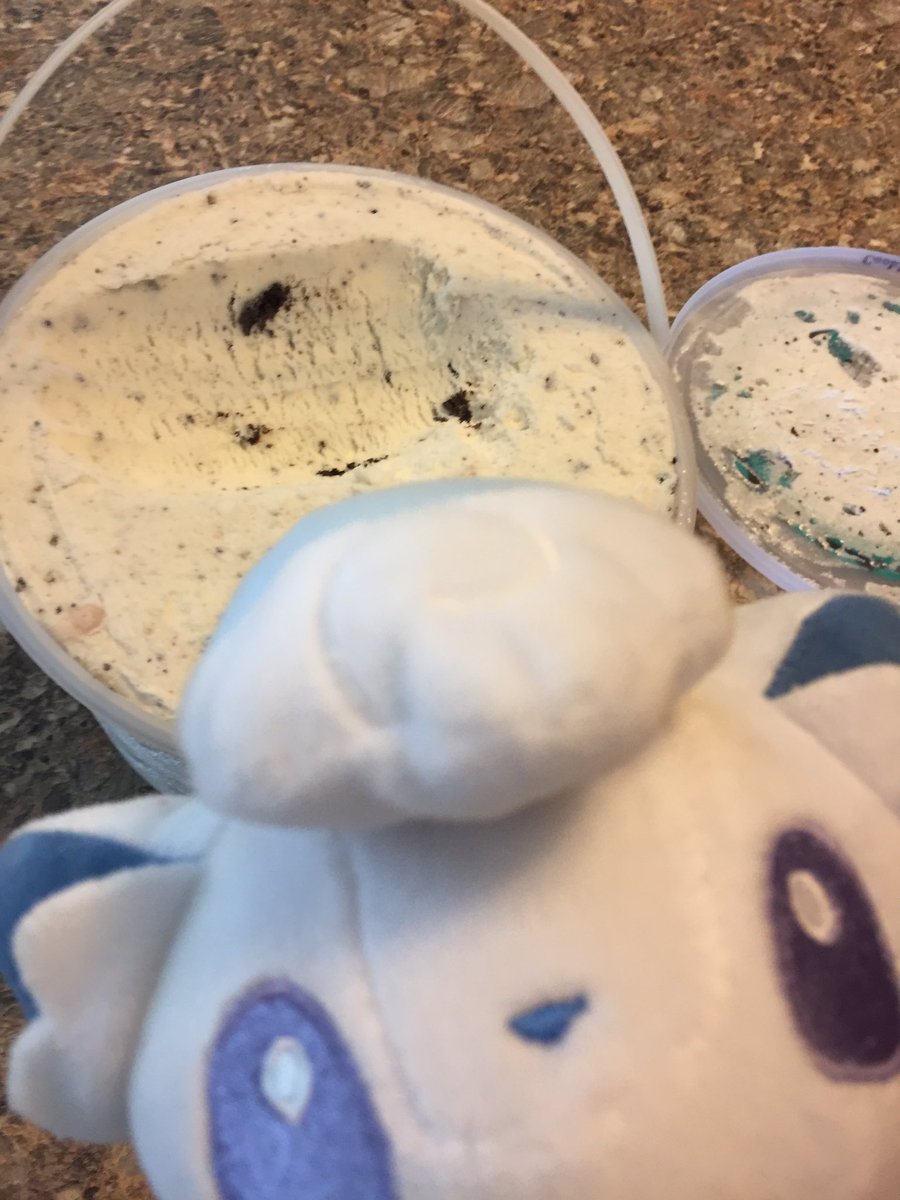 Scarlie_V's tweet photo. It’s #supercuteSunday Alolan Vulpix is enjoying a cookies and cream ice cream cone🍦on #nationalicecreamDay ❤️ #vulpix #vulpixlove #IceCreamDay #icecream #pokemon #vulpixplush #toy #cute #food https://t.co/sOd8u2D80s