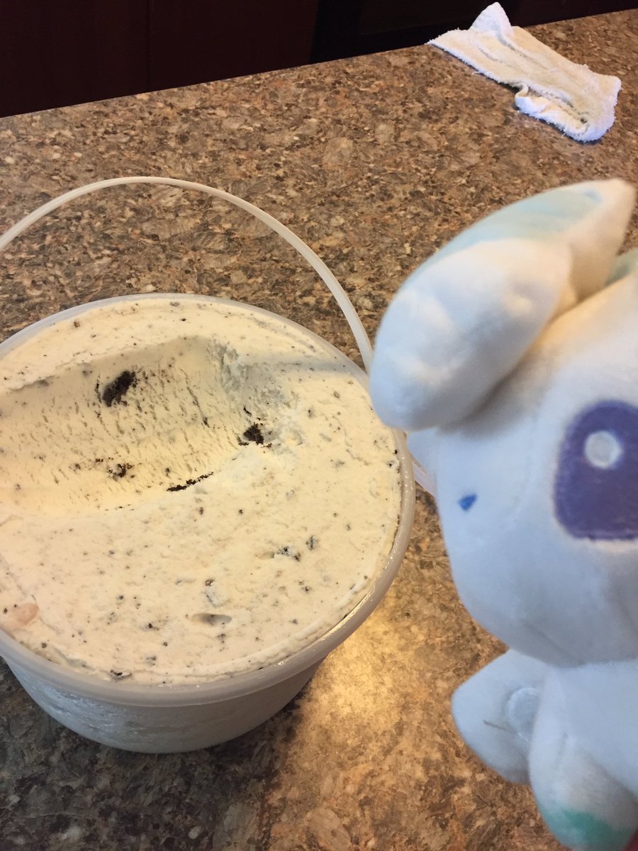 Scarlie_V's tweet photo. It’s #supercuteSunday Alolan Vulpix is enjoying a cookies and cream ice cream cone🍦on #nationalicecreamDay ❤️ #vulpix #vulpixlove #IceCreamDay #icecream #pokemon #vulpixplush #toy #cute #food https://t.co/sOd8u2D80s