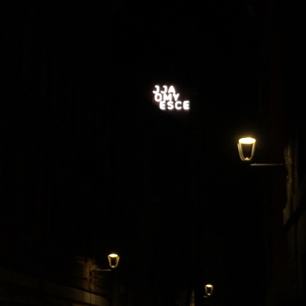 DiscoverTrieste's tweet photo. #cavanastories Francesca Pitacco ci porta alla scoperta della night town di Joyce a #Trieste e tra le installazioni al neon di #doublintrieste che illuminano la notte di Cavana 

https://t.co/H9Fs98jwa7 https://t.co/6HOa2dyRgC