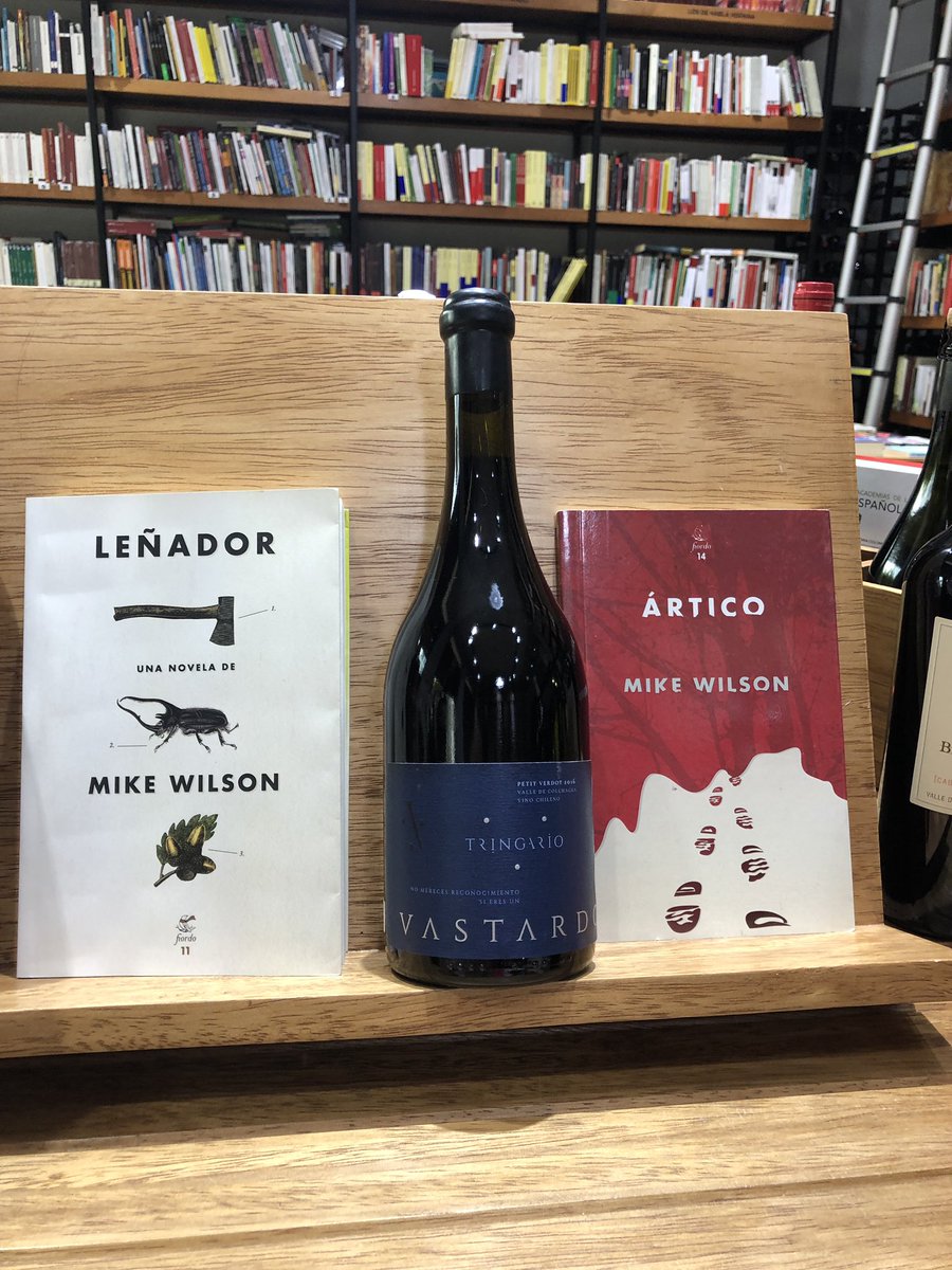 El escritor chileno #mikewilson nos deja atónitos con su forma de narrar historias. Queremos degustarlo lento, con cierto temor a que se acabe pronto; como  nuestro selecto vino de “garage” #VastardoWines. Un maridaje solo para exquisitos. <a href="/FiordoEditorial/">Fiordo Editorial</a> <a href="/Tringario/">Tringario Wines</a>