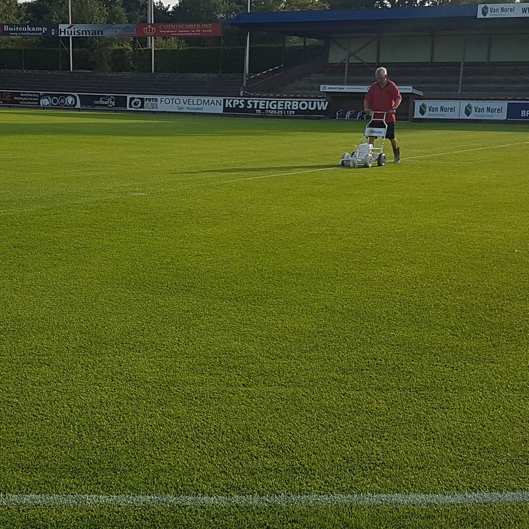 GrasShaker's tweet photo. Pitch set-up @svepe1939 for pre-season match @AFCAjax - #ofi_Kreta ⚽️♻️ #Volunteers #FinalTrim #Marking_out @rofraline #VeluwenkampBedrijvenBV https://t.co/9cmycKuhrk
