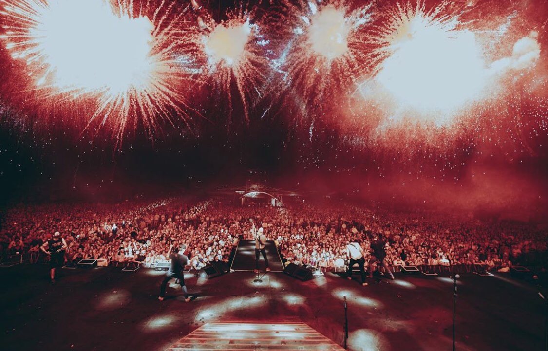 ThomasRhett's tweet photo. Thank you Lord for this crazy life you have blessed us with. 21k strong in Hershey, PA last night https://t.co/hRR7qQAXOx