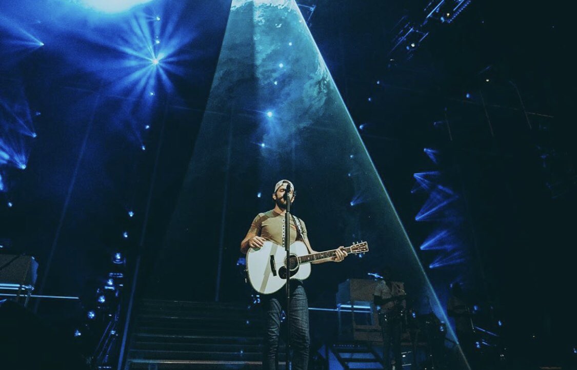 ThomasRhett's tweet photo. Thank you Lord for this crazy life you have blessed us with. 21k strong in Hershey, PA last night https://t.co/hRR7qQAXOx