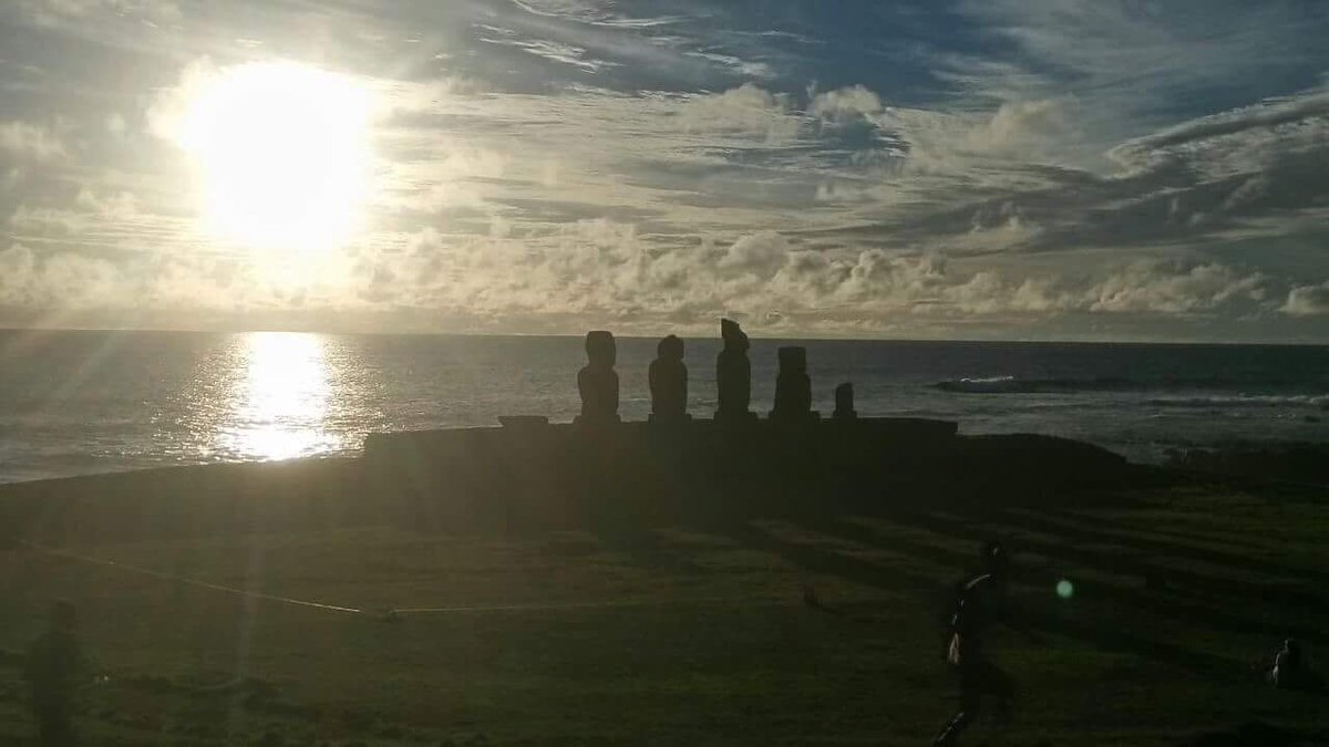 OvniChile1's tweet photo. Fotografía a entidad gigante en complejo ceremonial Tahai – Isla de Pascua – Enero 2018.
"Ese personaje nunca estuvo, en todo el tiempo que estuvimos allí”.
#RapaNui
#IsladePascua
#extraterrestres
#Ovni
#OvniChile
#Varua
#Alien https://t.co/fW3QlpxyD0