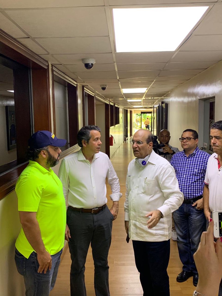 orlandojm's tweet photo. En mi calidad de delegado político del @PRM_Oficial, he visitado la @juntacentral y afortunadamente la situación del incendio en el área del archivo muerto ha sido controlado. No afectó sede principal. Gracias al pdte Magistrado Castaños Guzmán por sus atenciones. https://t.co/oQcfJyIF5o