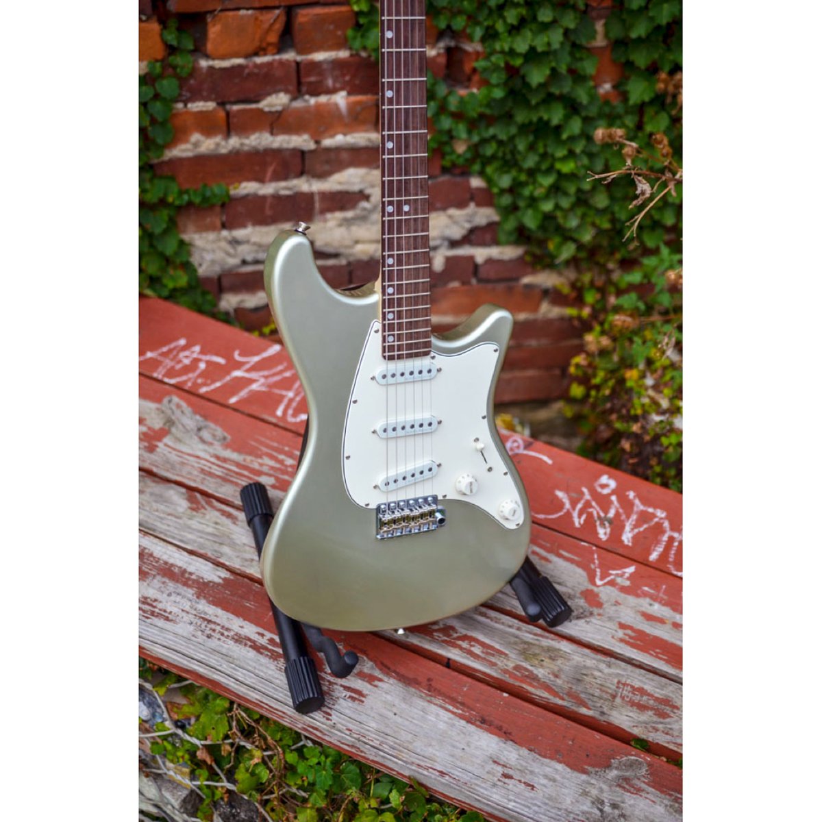 johnpageclassic's tweet photo. Inca Silver, Rosewood fingerboard. Would you like to go for a spin?
#Ashburn #IncaSilver #Rosewood #Fingerboard #Jam #UniquelyFamiliar #GuitarsDaily #ForeverGuitar #Guitars #GuitarLife #Guitar #Guitarist #GuitarLove #Music #ElectricGuitar #JPC #PlayGuitar #JohnPageClassic #Rock https://t.co/CwRjA2kG3S