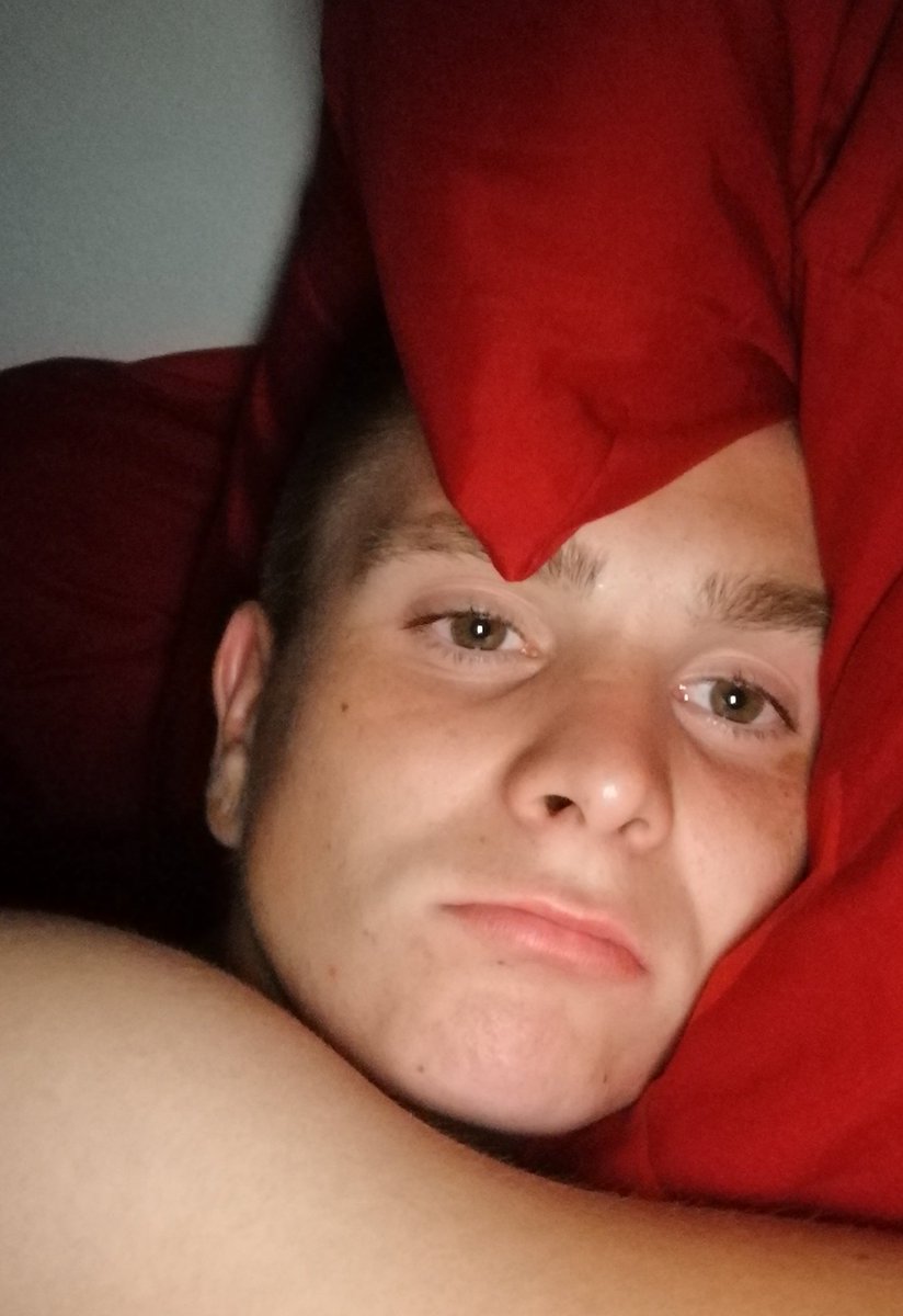 holzmichl's tweet photo. so schaue ich wenn ich auf eine antwort warte 😐 #selfietwitter https://t.co/zExvavZa8Y