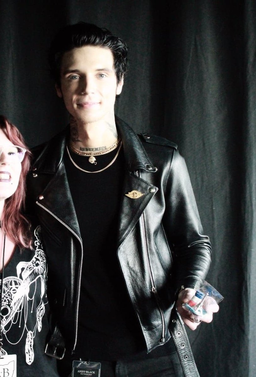 xLikeanAlien's tweet photo. 3 of my favorite things in the world happened in a few weeks, and I'm the happiest girl on hearth.💜

#TokioHotel #THxProposal #AndyBlack #TeenWolf #hatm3 @tokiohotel @andyblack @the_ryan_kelley https://t.co/xDLgSkr5Vp