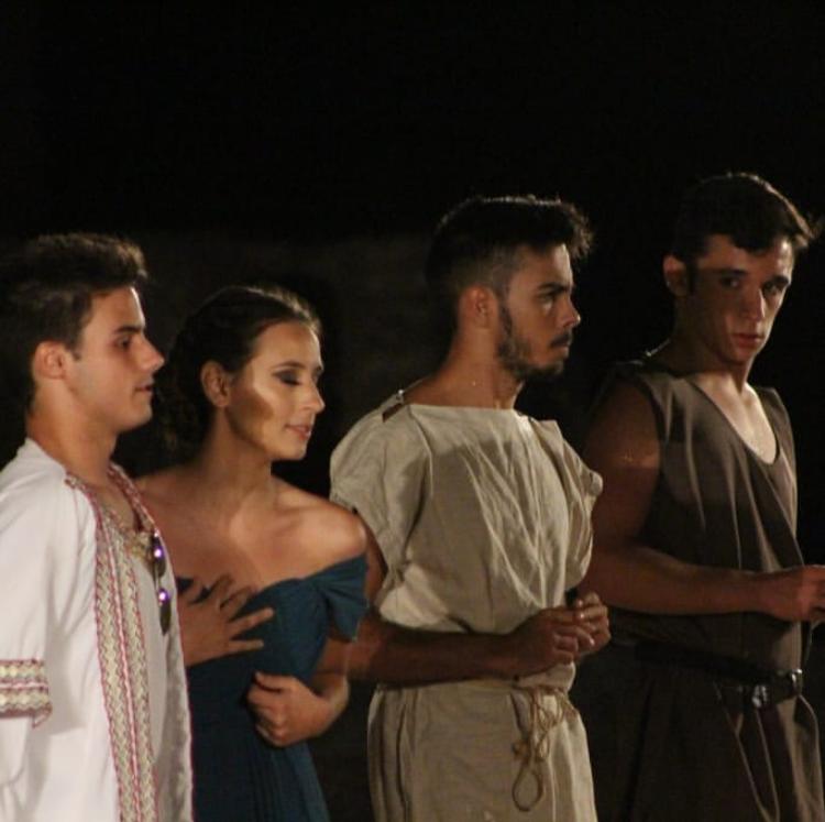 LaNaveArgo's tweet photo. Memorable experiencia en nuestro debut ayer en #NochesdeRegina con Pluto!! Lugar mágico y público fantástico! Gracias por las risas y por una noche única! Y gracias a los amigos de @parodosteatro por la acogida! We♥️Extremadura! #Teatro @JesuitaAlicante https://t.co/wyngLWuE3J