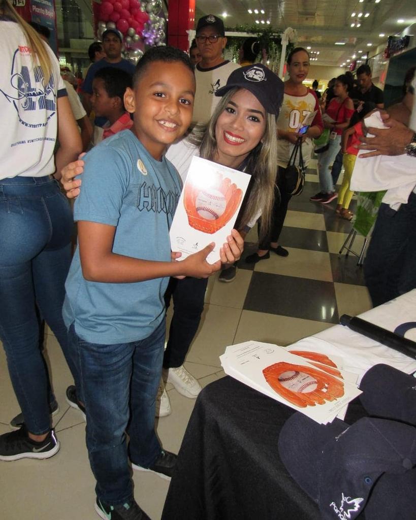 ATP_panama's tweet photo. Los niños junto a su familia disfrutan de este día especial con activaciones en el Mall Paseo Central, Chitré, celebrando la entrada de Mariano Rivera al Salón de la Fama, con la fundación Danilo Pérez. 🏆⚾ #visitpanama #ApagaYVamonos42 #MarianoRivera #SwitchOff42 #halloffame https://t.co/EXJQQrs8ZD