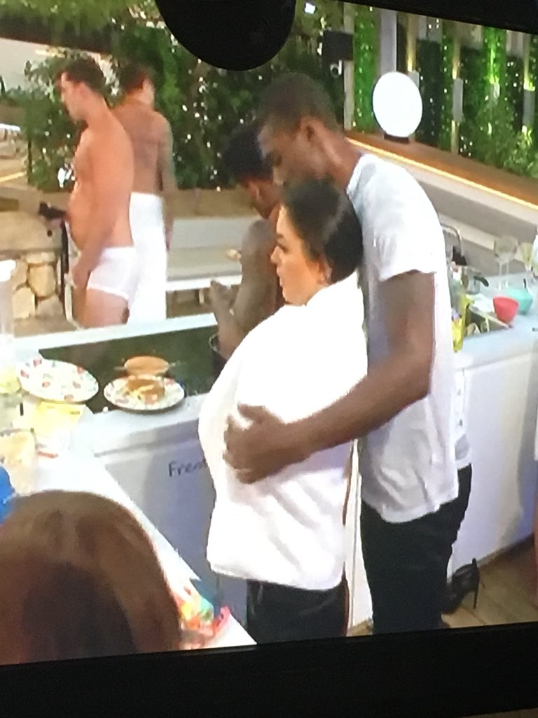 CourtneyHuxtab1's tweet photo. When Ovie wrapped the towel round India 😭 #LoveIsland https://t.co/87RRcluzYj