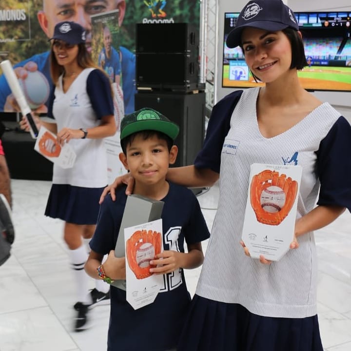 ATP_panama's tweet photo. Los niños junto a su familia disfrutan de este día especial con activaciones desde Albrook Mall, celebrando la entrada de Mariano Rivera al Salón de la Fama, con la fundación Danilo Pérez. 🏆⚾ #visitpanama #ApagaYVamonos42 #MarianoRivera #SwitchOff42 #halloffame https://t.co/FLMRDjItp0