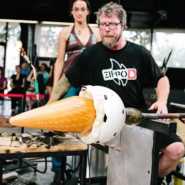 ChryslerMuseum's tweet image. I scream, you scream, we all scream for John Miller to make us an ice cream 🍦 Throwing it back to John’s 2012 visit to the Chrysler Glass Studio. #CMGS #nationalicecreamday 📸: @echardwheelerphoto ift.tt/2GnBLYD