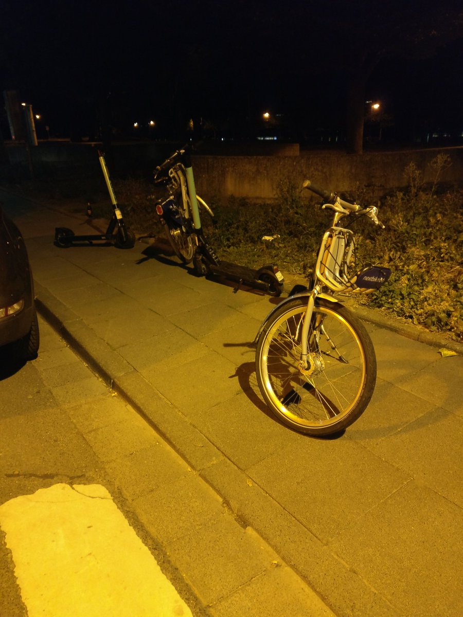 Kaydi_x3's tweet photo. @SWBBusundBahn eure Fortbewegungsmittel blockieren einen Fußgängerweg...
Gibt es eine Möglichkeit, dass Ihr die Nutzer deswegen verwarnt? https://t.co/Zp2oUr7FMU