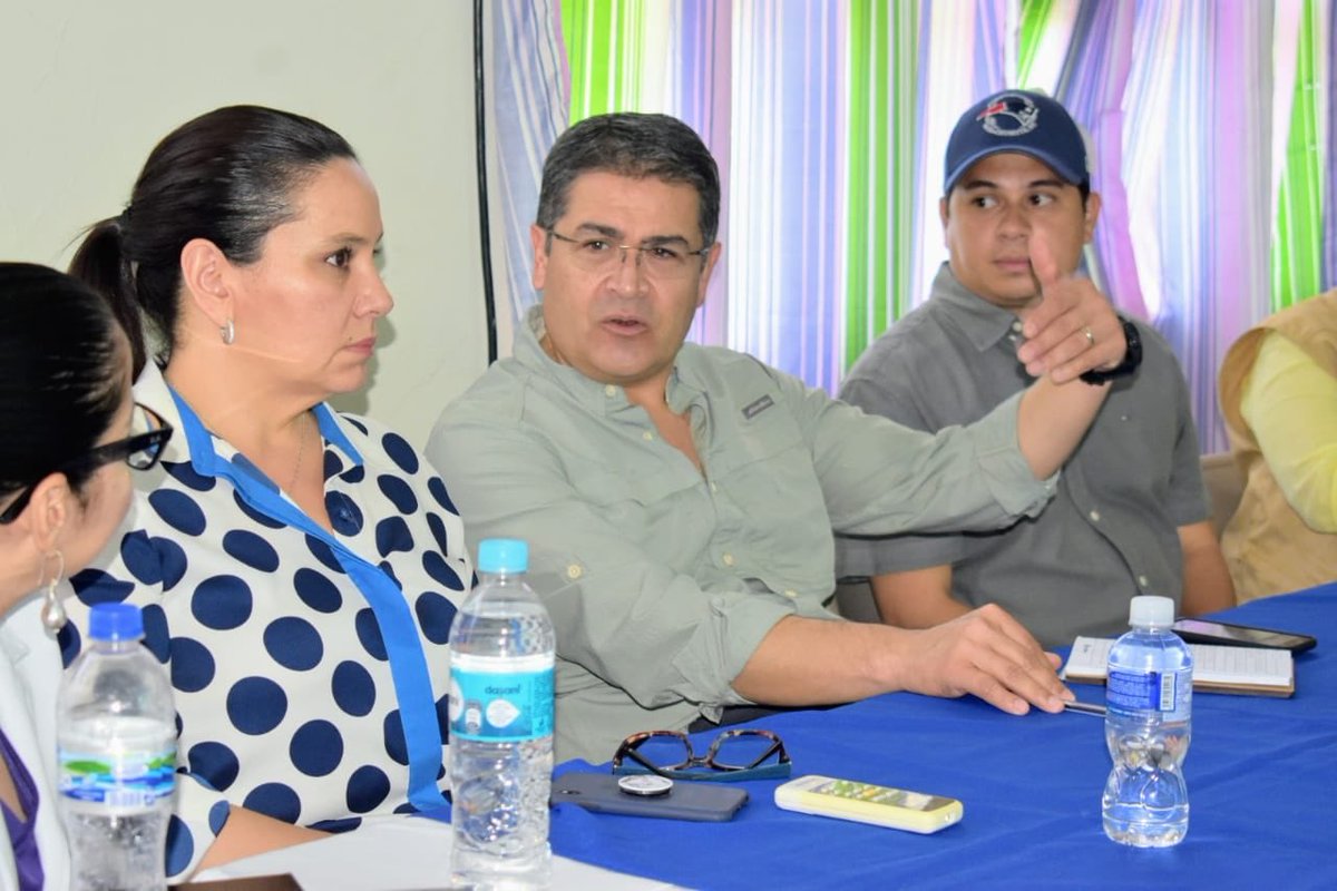 JuanOrlandoH's tweet photo. Desarrollamos reunión en Hospital Juan Manuel Gálvez de Gracias, para hacer frente a la EMERGENCIA de dengue que estamos viviendo en el país.

Combatir el dengue es TAREA DE TODOS, en nuestros hogares debemos tomar acciones y realizar prácticas como la metodología Casa Limpia https://t.co/LgDSBXm0uY