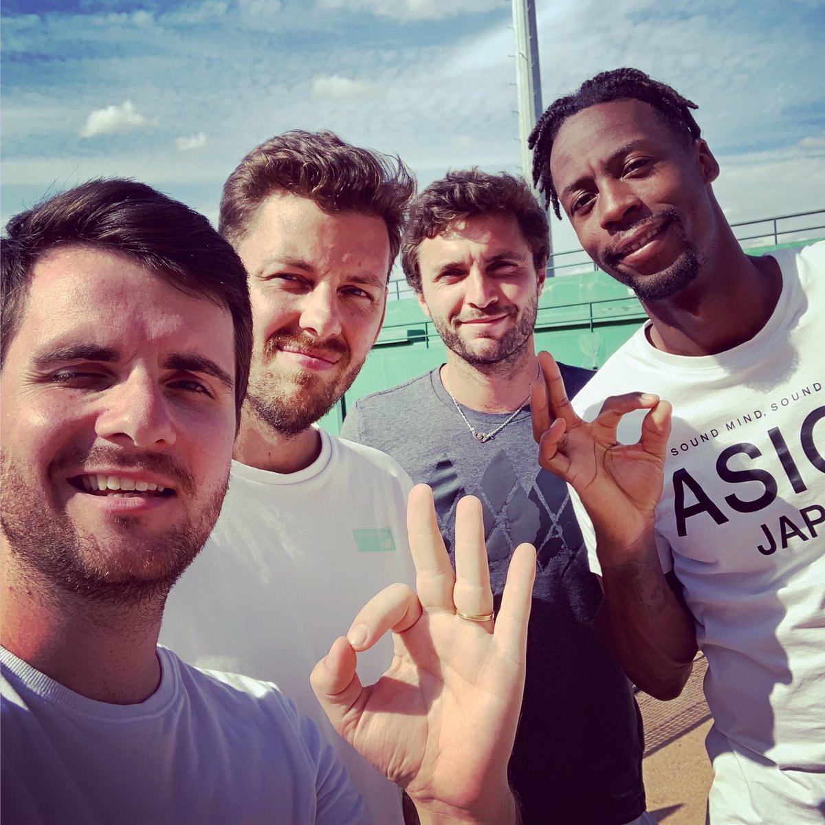 _Amixem's tweet photo. Je vous informe que mon tournage dominical avec ces personnes s’est bien déroulé, j’ai beaucoup trop rigolé, vidéo bientôt 👌👌 https://t.co/8CPcOEwqSv