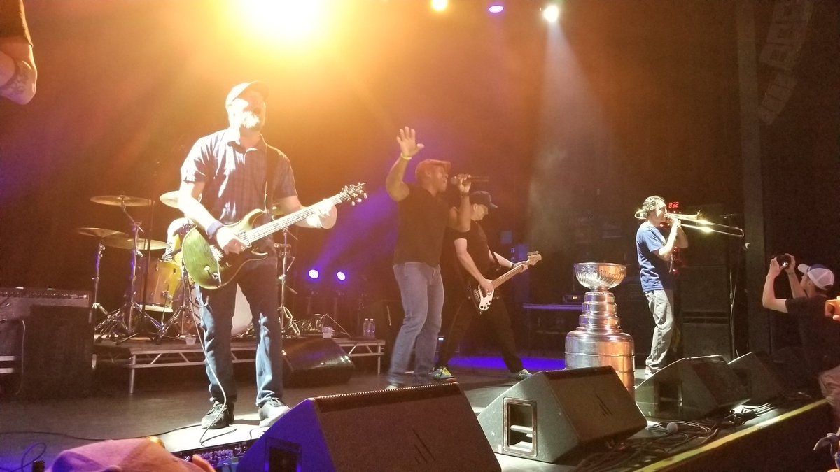 Home grown #stanleycup champion <a href="/StLouisBlues/">St. Louis Blues</a> video coach <a href="/spferrell/">Sean Ferrell</a> and family @cindiferrell17 thank the guests prior to a private concert from <a href="/TheUrgeRocks/">The Urge</a> <a href="/HockeyHallFame/">Hockey Hall of Fame</a> @nhl