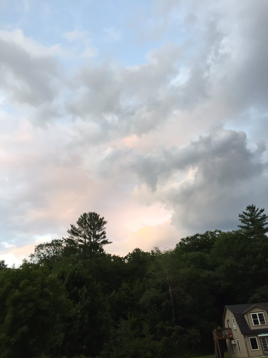 BYEftSeb's tweet image. Hi I'm not dead look at these clouds ☁️