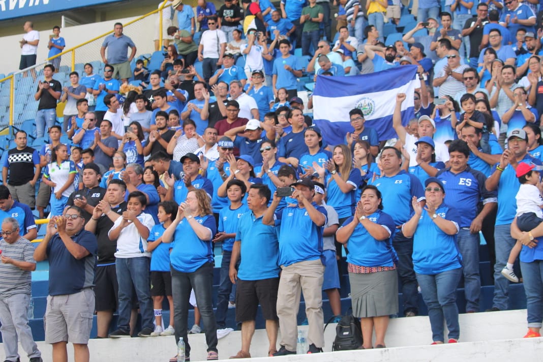 DiarioCoLatino's tweet photo. #SelectaSub23
¡Al Preolímpico!
L selección sub 23 de El Salvador derrotó 2-0 a su similar de Panamá y con global de 3-1 selló su boleto al Preolímpico de la CONCACAF. Fotos @jcvillafranco https://t.co/zoPoRtOEEs