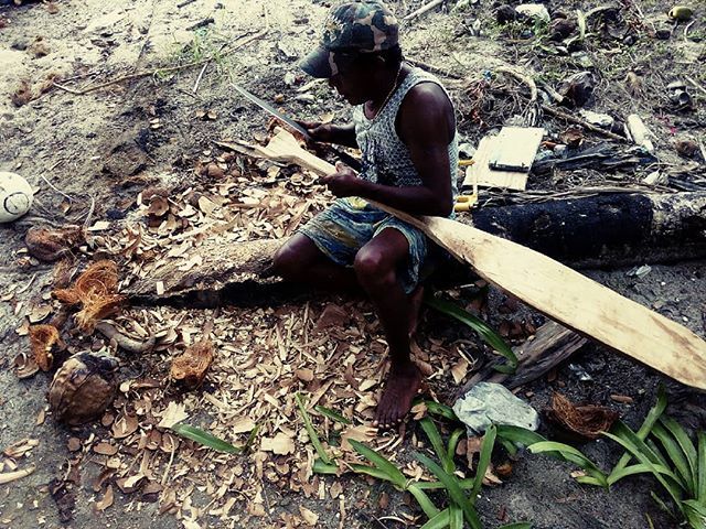 WinfliSailtrip's tweet photo. Hace unos dias... El amigo Ado tallando un nuevo "kami"  y como única herramienta,un machete.
Aprovechando las maderas buenas de deriva...
Y la energia de la luna llena... Destrezas y Sabidurias ancestrales que perduran en el tiempo.. #remo #timón #sailo… https://t.co/yLytf1Fv1P https://t.co/i369sfB33w