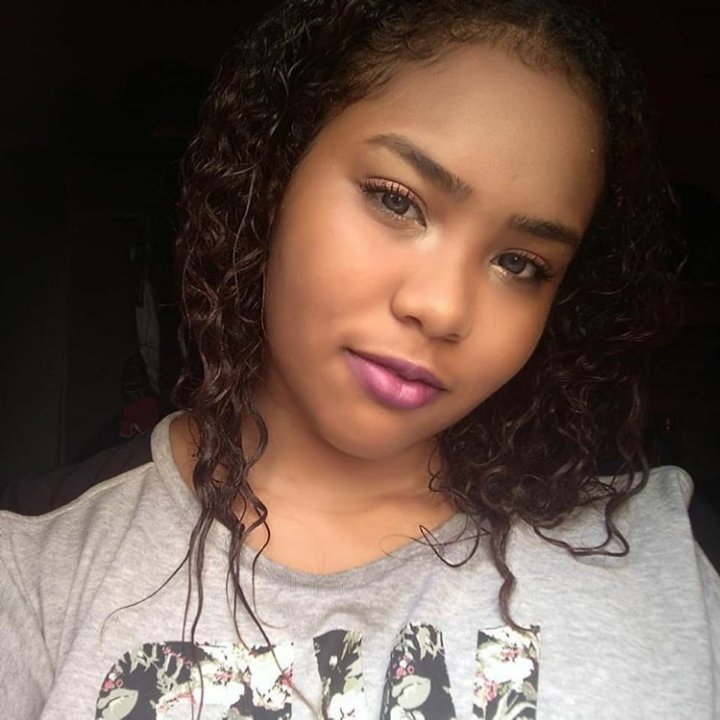 BixbitesGroup's tweet photo. >>> Stage name: Luna. 
>>> Nome: Roberta de Cassia Fernandes Oliveira. 
>>> Data de nascimento: 20/03/2000; 19 anos. 
>>> Signo: Peixes. 
>>> Posições: Rapper principal e vocal. 
>>> OBS: Líder do grupo. https://t.co/5Pm9EhJjqa