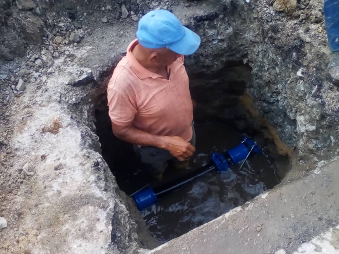 Hidrocentro2011's tweet photo. #21Jul| Para mejorar el servicio de  agua potable personal de la hidrológica realizó limpieza de tubería matriz 3" en la Urb.Francisco Miranda, municipio Linares Alcántara #Aragua #MinAguas #MPPAA #GestionqueFluyeconlaVida https://t.co/KTUs0YF1ep