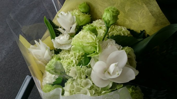 献花台に供える花束は持参するもの 花の向きとマナーも押さえましょう そーなんて
