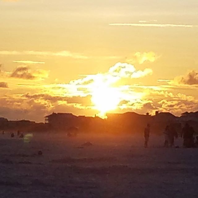 #sunset #graytonbeach #sundayfunday☀️ #friendsarefamily❤️ ift.tt/2Glsi3Y