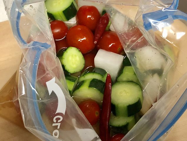 vNeUigmDIfBUNYi's tweet photo. 蒸し暑い日が続いていますね。
遅くなりましたが…先月の賄いメニューは「チキンカレー」でした。夏野菜のピクルスを添えて(^^)
4枚目の画像はカフェメニューのココナッツチキンカレーです♪
優しい甘みとスパイシーさのバランスが絶妙☆

#陽だまり
#カレーライス
#園部まごころステーション https://t.co/Pw8mKFDnK9