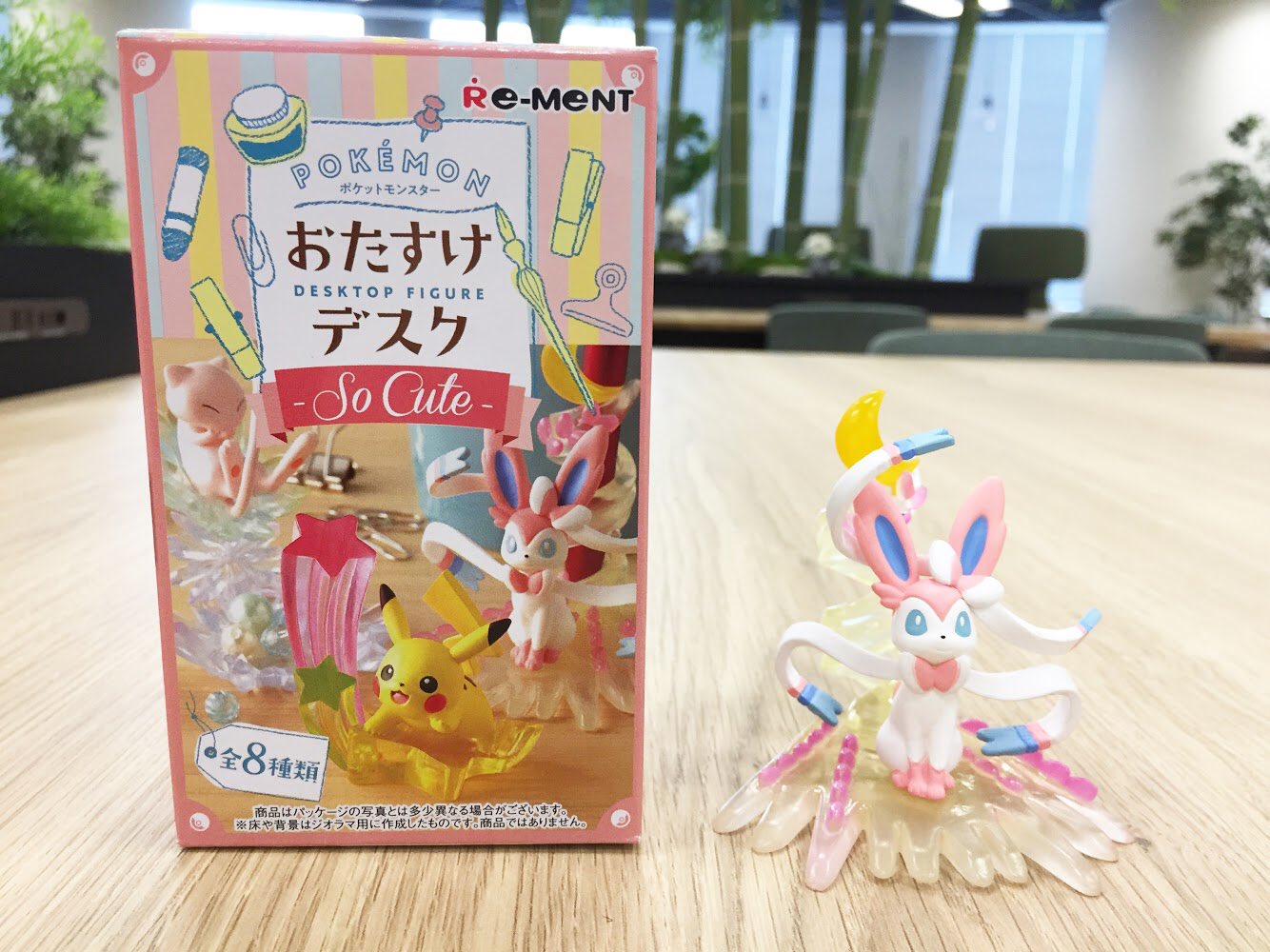 Twitter 上的 公式 プロジェクトイーブイ 続 ポケモンたちの技をだす様子がお役立ちグッズになった ポケットモンスター おたすけデスク So Cute がリーメントから発売中 イーブイとその進化形からは ニンフィアのムーンフォース ペンスタンド が登場するよ