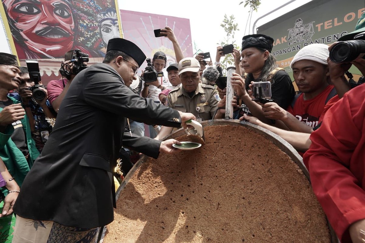 aniesbaswedan's tweet photo. Alhamdulillah, Lebaran Betawi kembali diselenggarakan di Lapangan Monas, tempat kita bersama.

#LebaranBetawi menjadi ajang silaturahmi bukan hanya masyarakat Betawi, tetapi seluruh warga ibu kota pun antusias menghadirinya.

https://t.co/Rf6MaR0J8t https://t.co/ui8qW2ETni