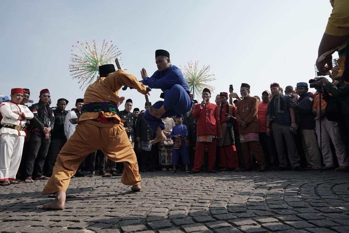 aniesbaswedan's tweet photo. Alhamdulillah, Lebaran Betawi kembali diselenggarakan di Lapangan Monas, tempat kita bersama.

#LebaranBetawi menjadi ajang silaturahmi bukan hanya masyarakat Betawi, tetapi seluruh warga ibu kota pun antusias menghadirinya.

https://t.co/Rf6MaR0J8t https://t.co/ui8qW2ETni