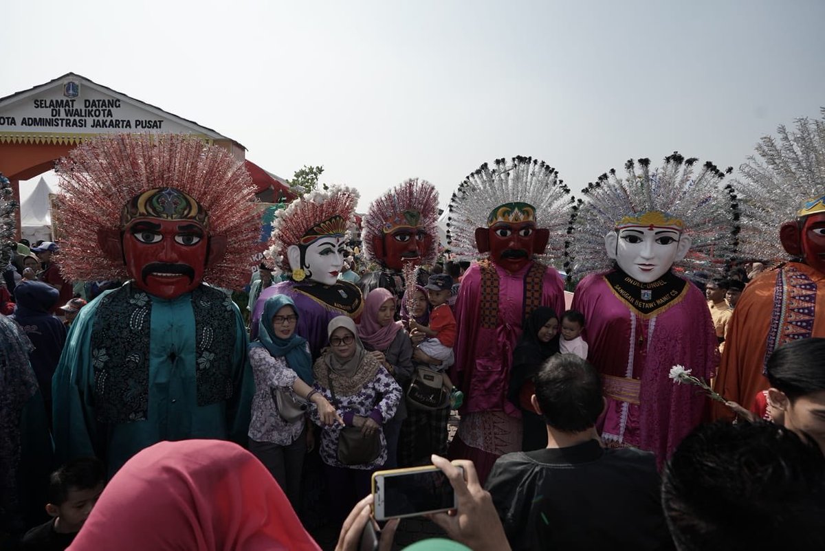 aniesbaswedan's tweet photo. Alhamdulillah, Lebaran Betawi kembali diselenggarakan di Lapangan Monas, tempat kita bersama.

#LebaranBetawi menjadi ajang silaturahmi bukan hanya masyarakat Betawi, tetapi seluruh warga ibu kota pun antusias menghadirinya.

https://t.co/Rf6MaR0J8t https://t.co/ui8qW2ETni