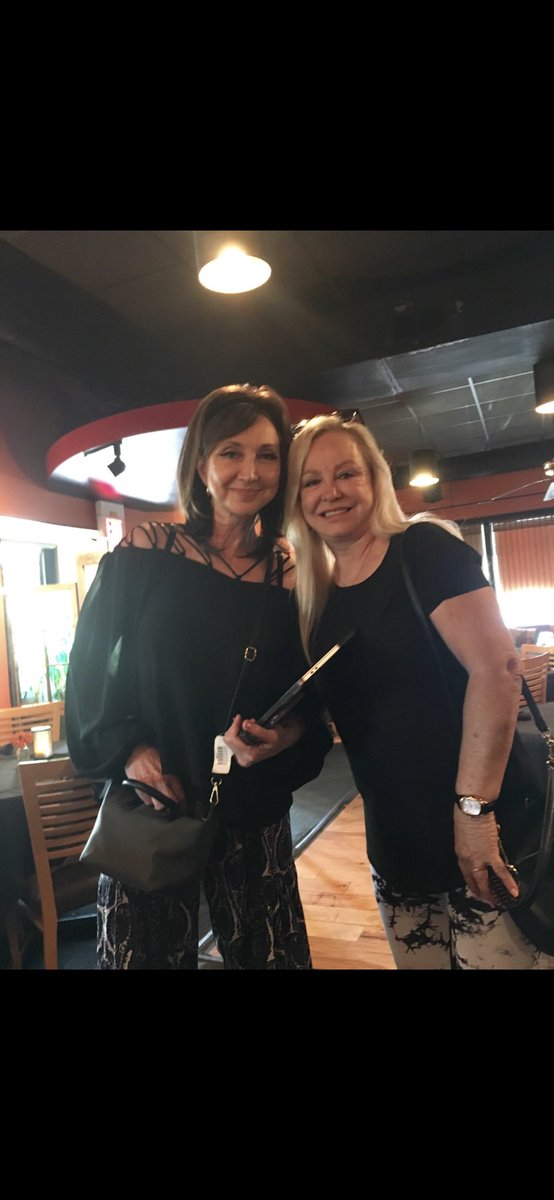 GObabb's tweet image. Lunch with Pam Tillis! 🔥#grandoleopry #lunchyellowporch #greatconversation #fabulousday #newbuddy