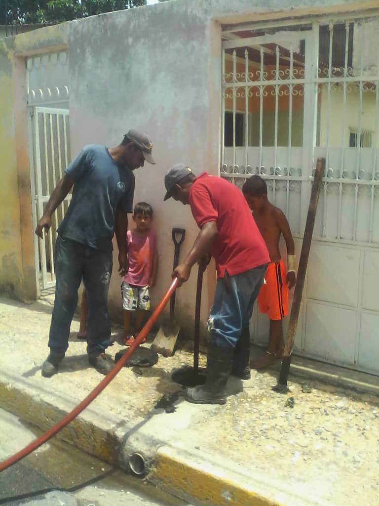 Hidrocentro2011's tweet photo. #21Jul| Nuestro personal permanece desplegado por #Aragua #Carabobo y #Cojedes. Durante la jornada de  trabajo realizaron destape de colectores en los sectores La Carpiera y Barrancon del municipio Cagua #MinAguas #MPPAA #GestionqueFluteconlaVida https://t.co/7C6evRHNJm
