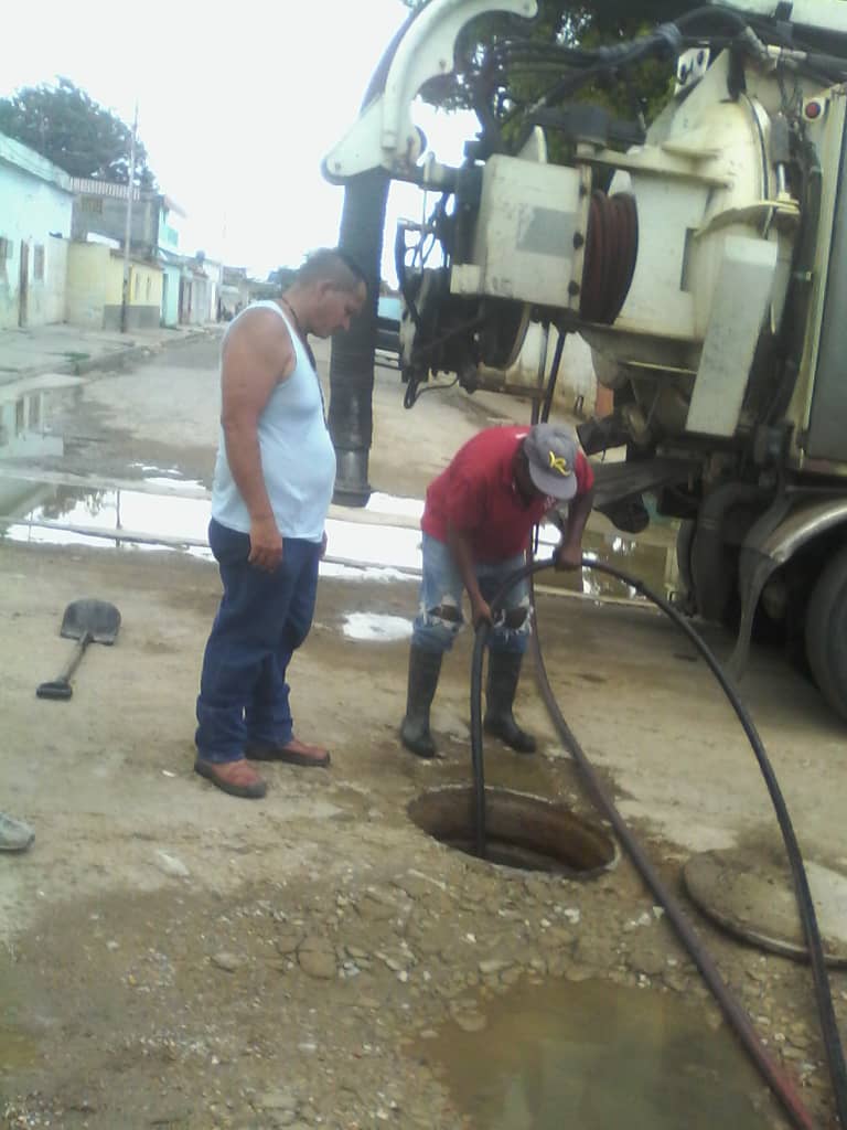 Hidrocentro2011's tweet photo. #21Jul| Nuestro personal permanece desplegado por #Aragua #Carabobo y #Cojedes. Durante la jornada de  trabajo realizaron destape de colectores en los sectores La Carpiera y Barrancon del municipio Cagua #MinAguas #MPPAA #GestionqueFluteconlaVida https://t.co/7C6evRHNJm