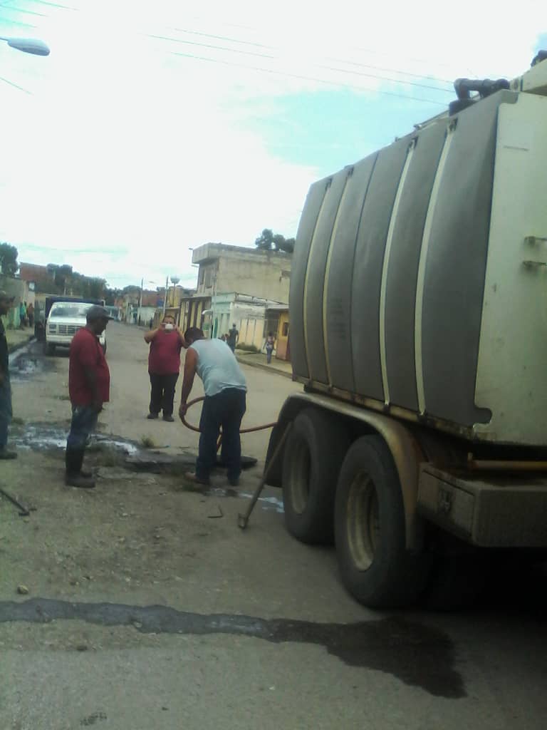 Hidrocentro2011's tweet photo. #21Jul| Nuestro personal permanece desplegado por #Aragua #Carabobo y #Cojedes. Durante la jornada de  trabajo realizaron destape de colectores en los sectores La Carpiera y Barrancon del municipio Cagua #MinAguas #MPPAA #GestionqueFluteconlaVida https://t.co/7C6evRHNJm
