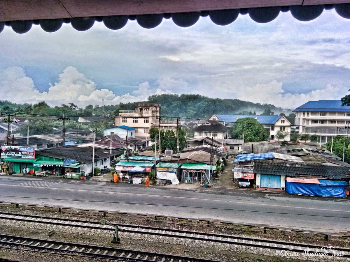reward_Life's tweet photo. ยามเช้าวันใหม่ในเมืองตรัง บรรยากาศที่แสนอบอุ่น วิถีชีวิตการเป็นอยู่สงบเรียบง่าย และร้านสุดโปรดที่ทุกคนมาที่นี่ต้องมาเช็คอินกันครับ “โกปี๊” ใกล้สถานีรถไฟเมืองตรัง>> อ่านรีวิวเพิ่มเติม: https://t.co/bS7JxakgPF
#ท่องเที่ยวกับรีวอร์ดไลฟ์ #RewardLife #รีวิวไทยแลนด์ #ReviewThailand https://t.co/iOZ6nSbw9V