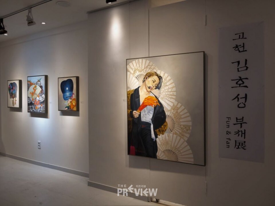 __jim_in's tweet photo. #JimInFeatures 190722
Kim Hosung, fan artist who mainly depicts fans & hanbok, will have an exhibition called "Fan and Fun" featuring famous people wearing hanbok from distinguished Presidents to Korean icon of music BTS #JIMIN @BTS_twt
https://t.co/3aOeqtBguy https://t.co/nIl5c1NQ2T