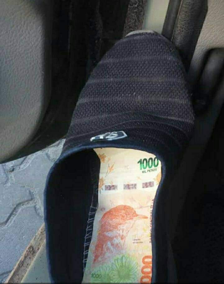 notafaso's tweet photo. Cuando sos pobre y no tenes para comprar una plantilla https://t.co/B2Ibsj0TIG