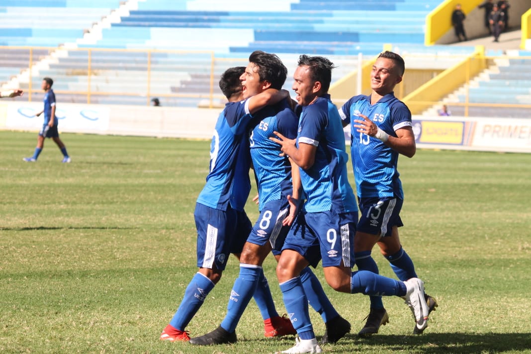 DiarioCoLatino's tweet photo. #SelectaSub23
Terminó el primer tiempo en el estadio Cuscatlán
El Salvador 1-0 Panamá
Global 2-1
Foto @jcvillafranco https://t.co/15vb5QT90u