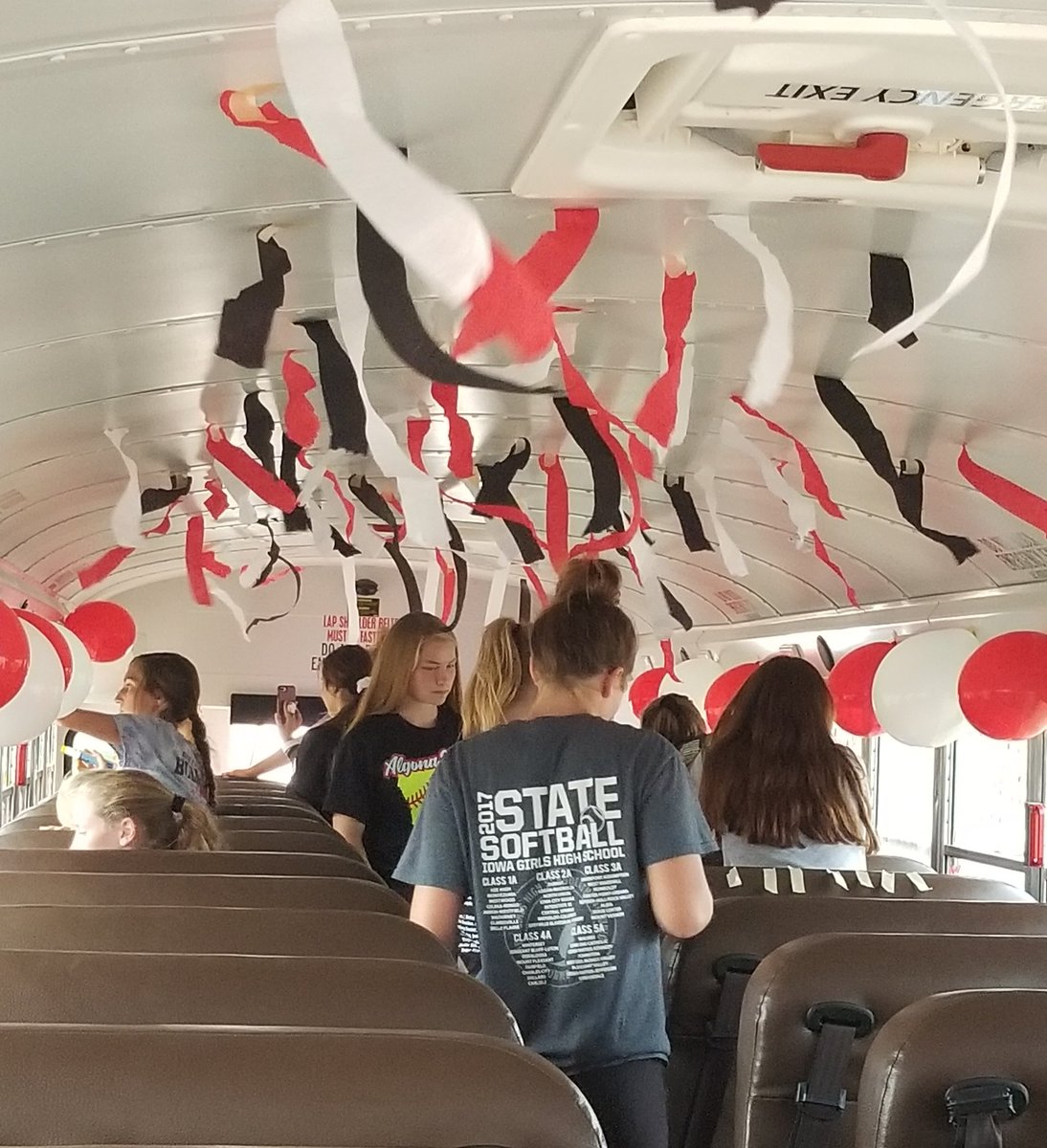 AlgonaSB's tweet photo. Bus decorated✅ #stateready https://t.co/0l4PoyPSNC