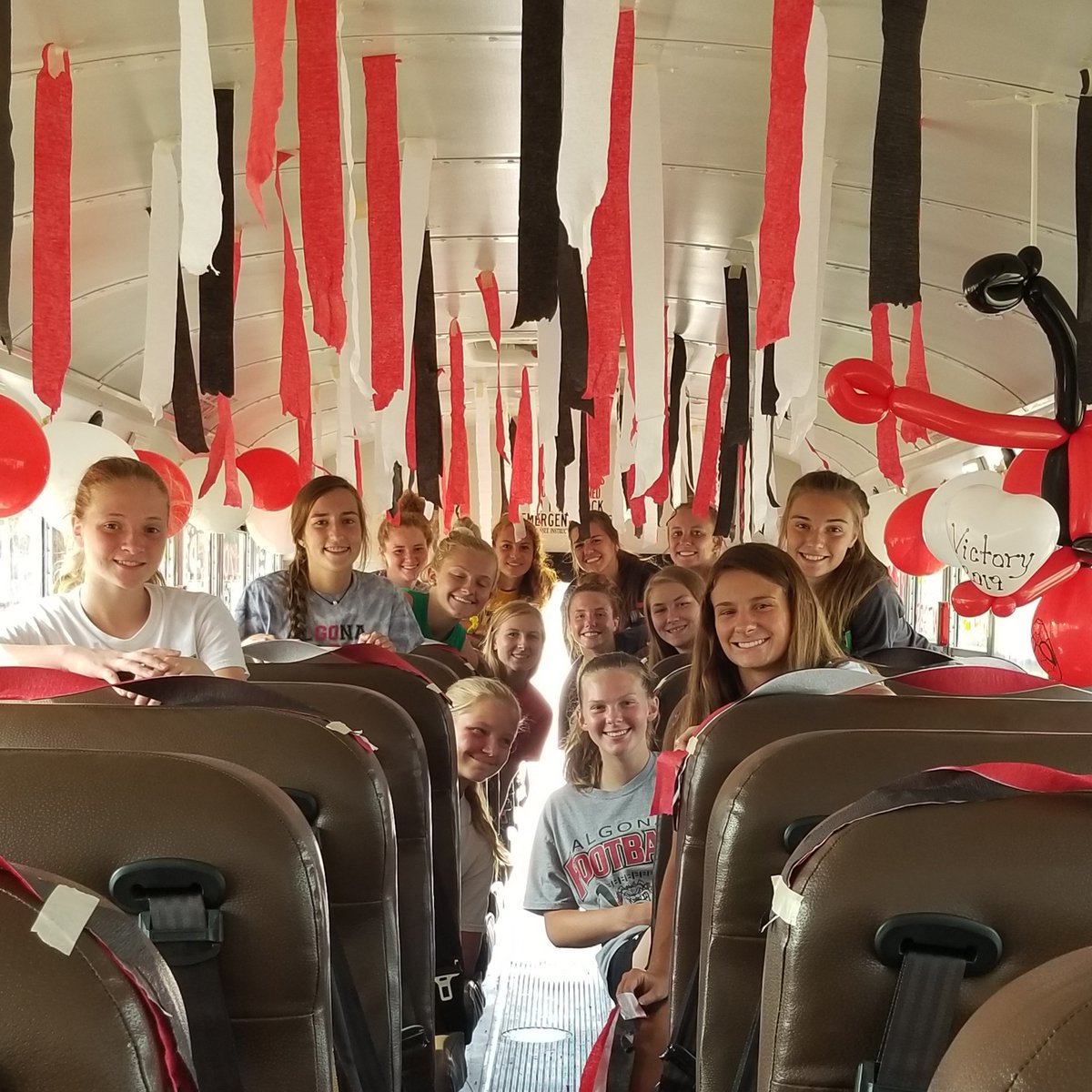 AlgonaSB's tweet photo. Bus decorated✅ #stateready https://t.co/0l4PoyPSNC