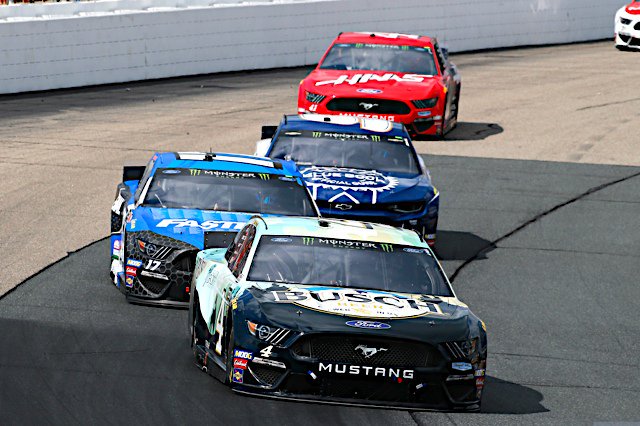 _ROB_29's tweet photo. @RodneyChilders4 GREAT CALL keeping @KevinHarvick on the track on that last caution๐ป๐๐ way to race Kevin AWESOME WIN @StewartHaasRcng @BuschBeer @NationalForests #BuschPass4Pass #NHMS #HarvickNation #4TheWin
Awesome work ๐ช ๐ by the entire #4 team๐๐ https://t.co/S76BSgt8CL