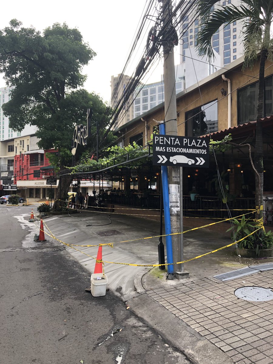 AntonioASaad's tweet photo. El espacio peatonal que había logrado recuperar el @panamamunicipio frente al restaurante Beirut se vuelve a convertir en estacionamientos. 2 semanas le tomó a la nueva adm. volver a las mismas prácticas. Ahora los peatones tendrán que caminar por la calle para poder transitar. https://t.co/NO3fziiXYd