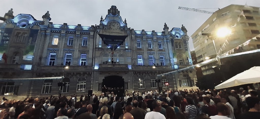 No ha estado nada mal la primera noche de #SemanaGrandeSDR. Mañana más; a las 21:00 en Plaza Pombo. Gracias por dejaros la voz con nosotros. 🤘🏻