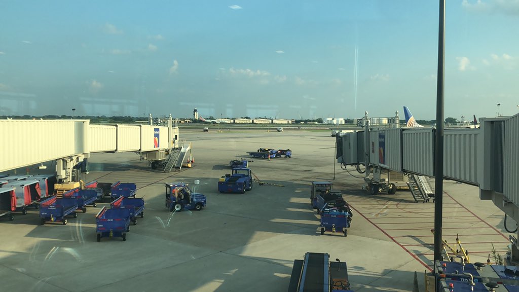 PascalWagner1's tweet image. I’d imagine tons of people would donate blood while waiting for their delayed flights. Why doesn’t this exist yet? #StillWaiting #FrequentFlyer #TravelHacker