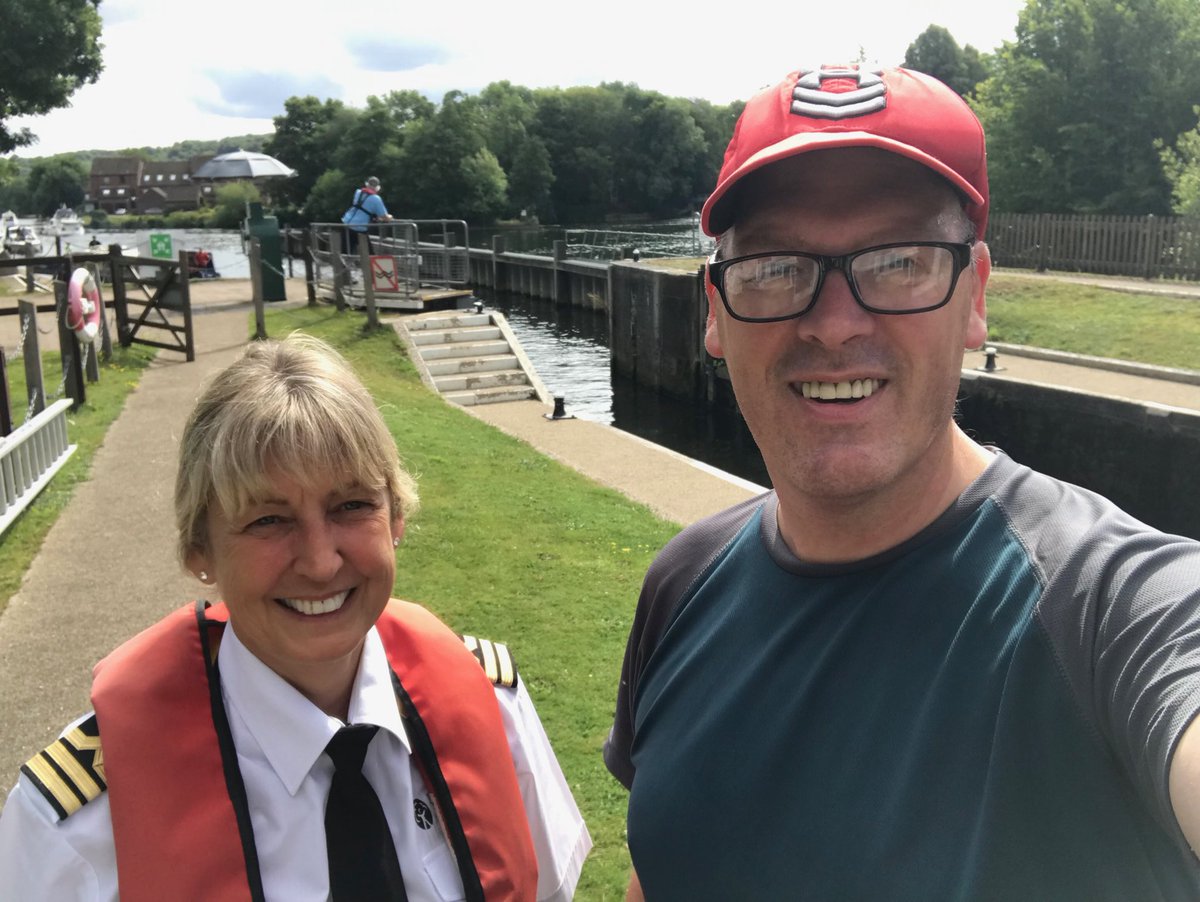 BarryRussellEA's tweet photo. Interesting day! Started with a run to #Hurleylock where I met up with #Broom Owners Club and Tony Riley of @thamesmobo, then to #Templelock where Carol, our Ops Mgr was lockie. Ended with few hours at #Hambledenlock helping seasonal LWK and @Tradboatfest traffic https://t.co/lL41raqXwB